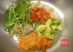 三文鱼田园色拉的做法图解3