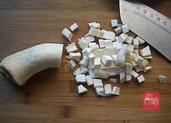 核桃仁炒杏鲍菇的做法图解2