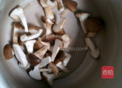 冬菇猪脚汤的做法图解2