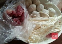 金针菇鱼丸肉片汤的做法图解1