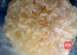 花生银耳枸杞汤的做法图解4