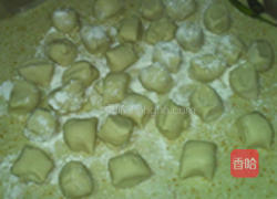 玉米面酸菜小包子的做法图解5