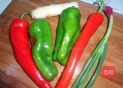 双椒爆炒生肠的做法图解1