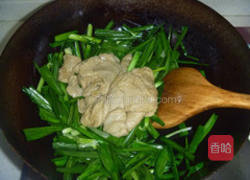 大蒜炒面筋的做法图解8