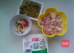 酸菜豆花鸡的做法图解1