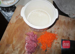 红萝卜瘦肉粥的做法图解1