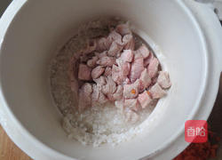 红萝卜瘦肉粥的做法图解3