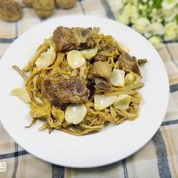 黄花菜百合烧排骨的做法[图]
