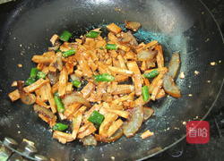 小炒香干腊肉的做法图解7