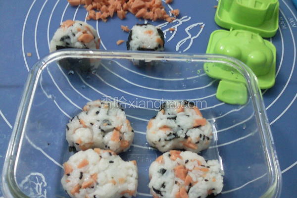 紫菜肉粒芝麻饭团