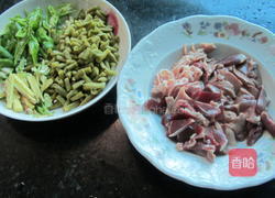 咸豆角炒鸭杂的做法图解2