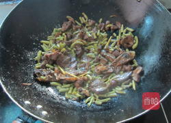 咸豆角炒鸭杂的做法图解8
