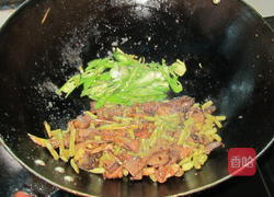 咸豆角炒鸭杂的做法图解9