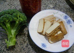 香干炒西兰花的做法图解1