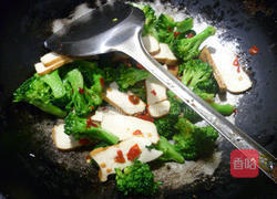 香干炒西兰花的做法图解4