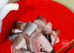 酥香溜鱼块的做法图解2