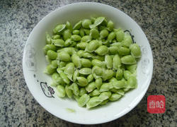 榨菜炒毛豆的做法图解2