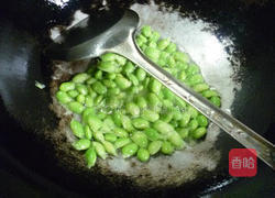 榨菜炒毛豆的做法图解3