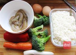 西兰花虾球蛋炒饭的做法图解1