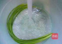 蒜薹香干拌猪耳朵的做法图解2