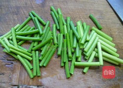 蒜薹香干拌猪耳朵的做法图解3