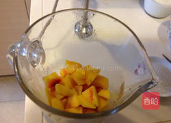 黄桃冰沙的做法图解2