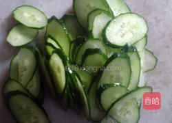 黄瓜炒肉的做法图解1