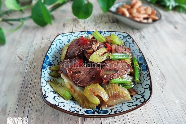 西芹拌牛肉片