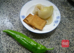 青椒香干炒酸菜的做法图解1