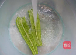 青椒香干炒酸菜的做法图解2