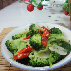 尖椒蒜片西兰花的做法[图]