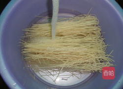 牛肉汤米粉的做法图解3