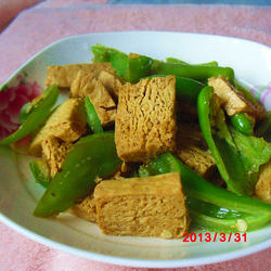 辣椒炒冻豆腐的做法[图]