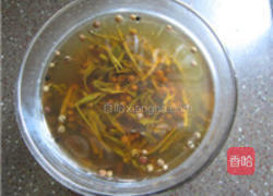 龙井茶香牛肉水饺的做法图解1