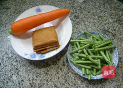 胡萝卜素炒面的做法图解1