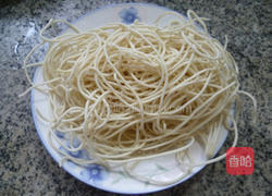 胡萝卜素炒面的做法图解2