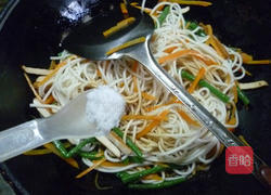 胡萝卜素炒面的做法图解11