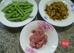 榨菜里脊肉炒梅豆的做法图解1