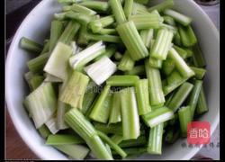 香干烧西芹的做法图解1