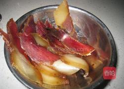 湖南腊肉炒笋皮的做法图解2