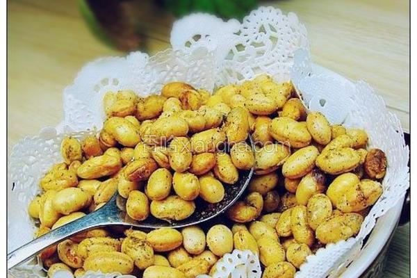 用料黄豆适量相克食物盐适量辣椒粉适量油酥黄豆的做法小贴士炸豆子时