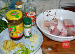 黄豆酱蒸鱼腩的做法图解1