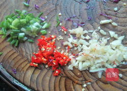 蒜香甘蓝菜丝的做法图解4