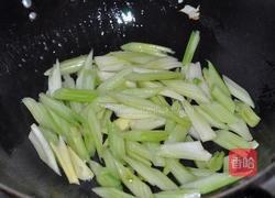 鲜核桃炒西芹的做法图解4