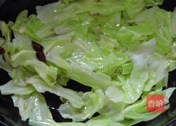 炝炒手撕包菜的做法图解4