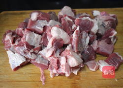 白萝卜炖牛腩的做法图解1