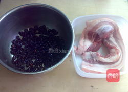 黑豆卤肉的做法图解1