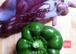 青椒炒鲜鱿鱼的做法图解1