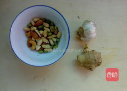 蜜瓜海鲜果仁小炒的做法图解3