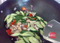 蜜瓜海鲜果仁小炒的做法图解7